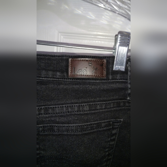 Lee's Relaxed Fit Jeans - Picture 7 of 8